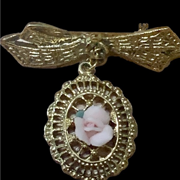 Vintage Brooch Pin Gold-Tone Ribbon with Porcelain Rose Dangling on a Pendant - Picture 6 of 6